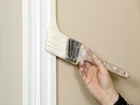 Application de peinture sur moulures avec un pinceau fin