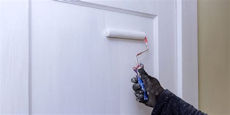 Application de peinture sur une porte avec un rouleau