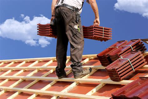Artisan couvreur travaillant sur une toiture