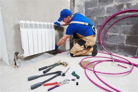 Plombier travaillant sur une installation de chauffage central