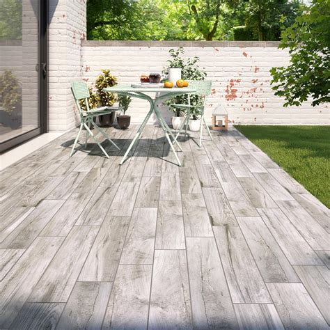 Terrasse en carrelage effet bois