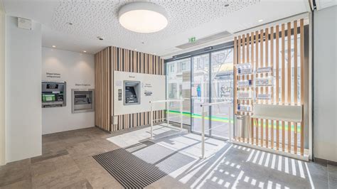 Intérieur d'agence bancaire moderne et accueillante