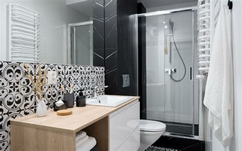 Lave-mains suspendu design dans une petite salle de bain