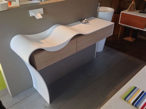 Gamme de lave-mains en résine de synthèse aux formes modernes