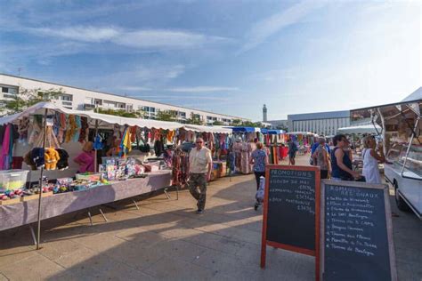 Layette proposant des vêtements sur la place de l'île