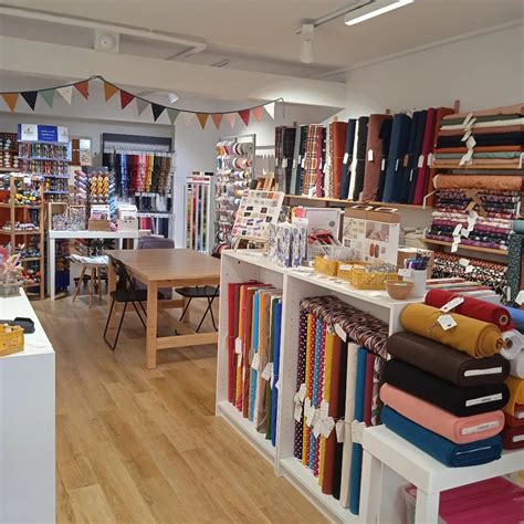 Layette et Cousette dans leur boutique