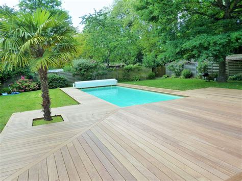 Piscine avec plage en bois composite imitation parquet