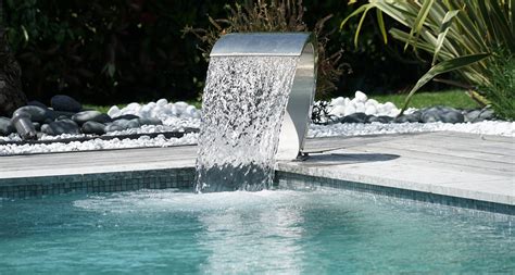 Piscine avec mur de rehausse intégrant une lame d'eau