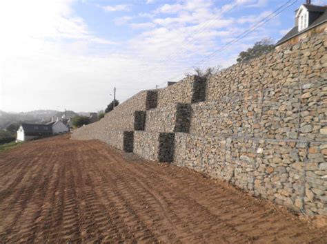 Exemple de mur de soutènement en gabions remplis de pierres.