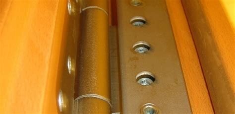 Rondelles insérées dans une charnière de porte