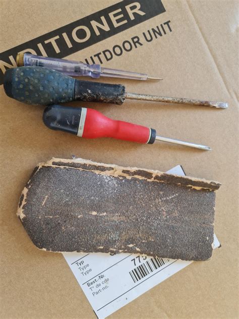 Outil pour extraire un vieux cadre de porte