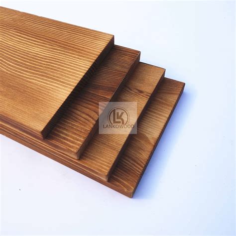 Exemple de planche de pin carbonisé
