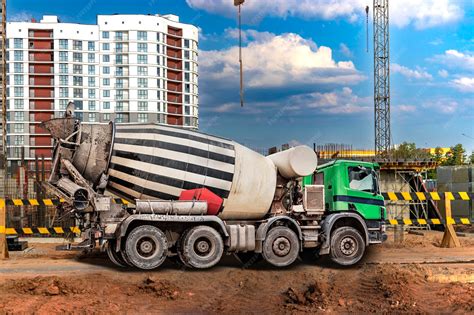 Camion toupie malaxeur sur un chantier de construction virtuel