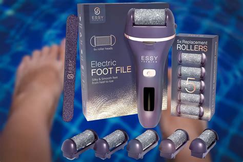 Une femme utilisant une râpe électrique pour les pieds