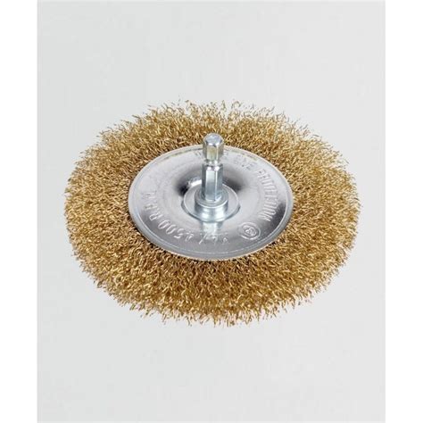 Outils de décapage : brosse métallique, papier de verre, spatule