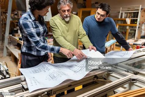 Apprentis menuisiers travaillant sur un projet