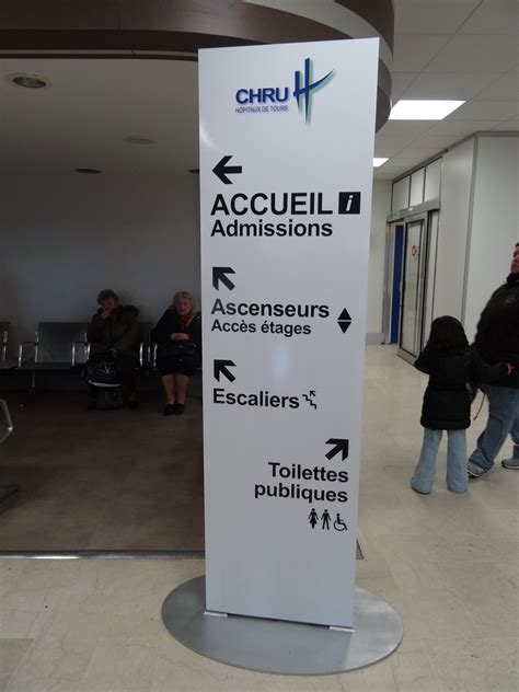 Adhésifs au sol indiquant une direction dans un centre commercial