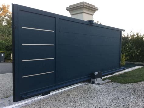Portail en aluminium moderne avec motorisation