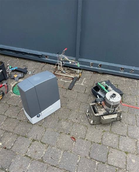 Un technicien en train d'installer un moteur de portail