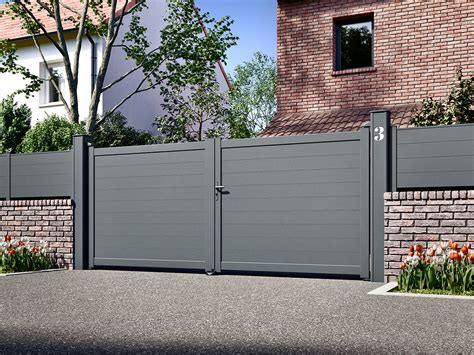 Maison avec un portail en aluminium élégant et une clôture assortie