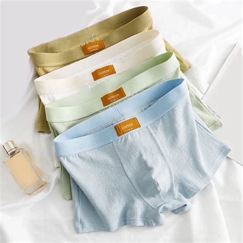 Homme choisissant des sous-vêtements en coton