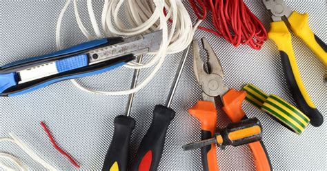 Outil de travail d'un électricien industriel : pince coupante et multimètre