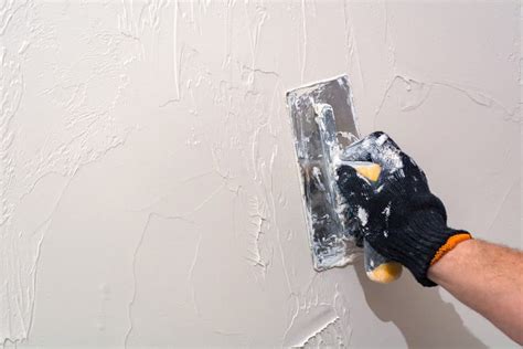 Application de cire sur un enduit texturé