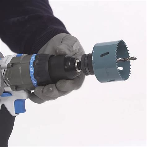 Outils électriques : perceuse avec scie cloche