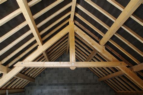 Grange avec charpente en bois apparente et toit en tuiles