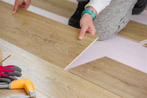 Enfant jouant sur un sol stratifié propre et lumineux