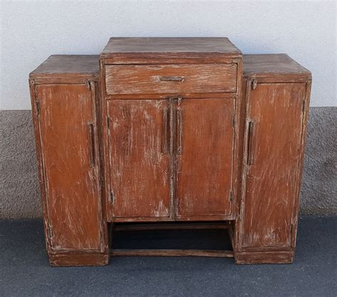 Meuble en bois ancien nécessitant un rafraîchissement