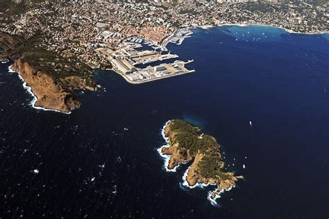 Vue aérienne de La Ciotat avec des piscines dans les jardins