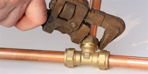 Outil pour la pose de raccord de plomberie