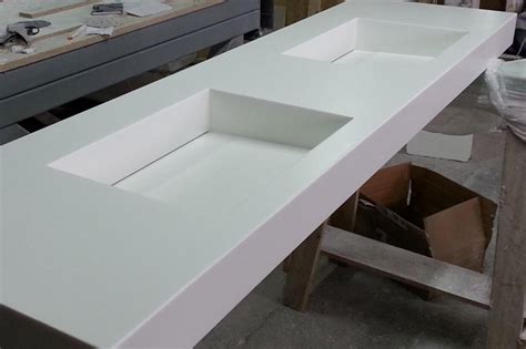 Variété de couleurs et de finitions du Corian et du stratifié