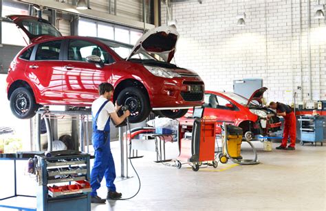 Voiture moderne dans un atelier de detailing automobile