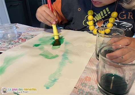 Peinture de boîte à œufs avec encre liquide et brosse estompe