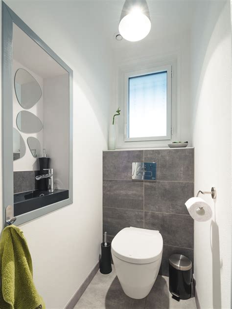 WC suspendu moderne installé dans une salle de bain