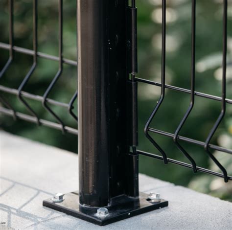 Schéma d'un poteau avec platine soudée pour grillage rigide