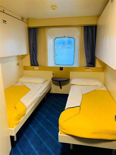 Intérieur d'une cabine de ferry avec lits superposés