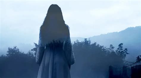 Illustration d'une Dame Blanche apparaissant dans un paysage brumeux