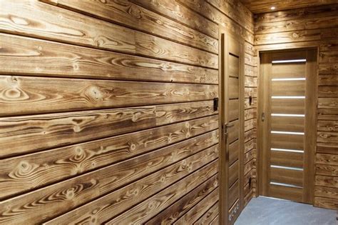 Bardage en bois brûlé aux nuances variées
