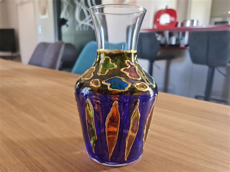 Bouteilles en verre peintes avec de la peinture acrylique de différentes couleurs