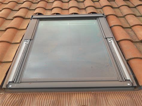 Illustration d'une fenêtre de toit Velux installée dans un comble aménagé, apportant lumière et vue.