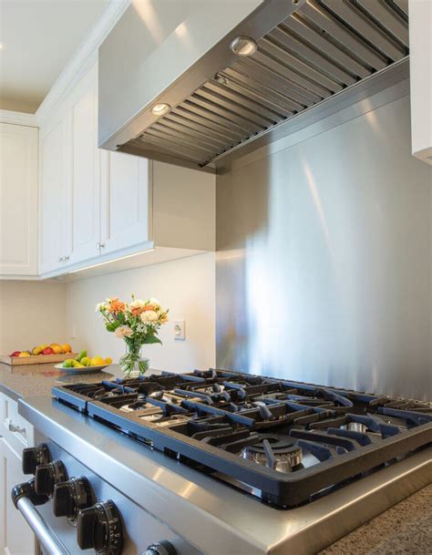 Cuisine moderne avec crédence en acier inoxydable