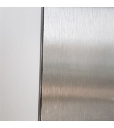 Gros plan sur la texture d'une crédence en inox brossé