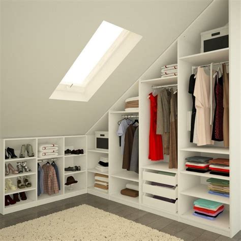 Exemple de dressing sous pente avec un mur de couleur contrastée