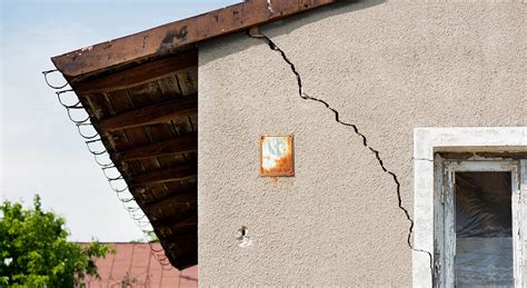 Façade ancienne avec fissures