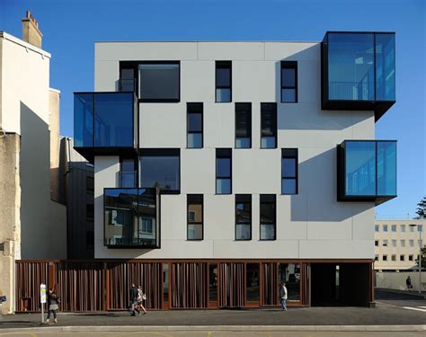 Façade d'un bâtiment moderne en Corian®