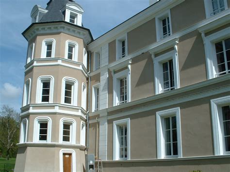 Intérieur d'un château avec des murs peints à la peinture minérale