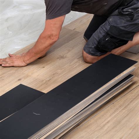 Illustration de la pose d'une lame PVC clipsable